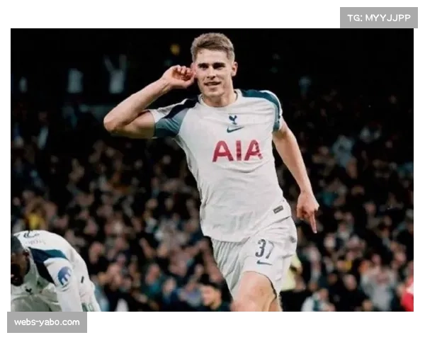 荷兰队边路冲击力强劲 邓弗里斯与范德芬两翼齐飞提供宽度